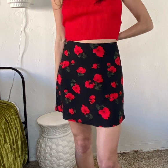 💃🏻SOLD💃🏻 Vintage 90s Black/Red Poppy Floral Print High Waist Mini Skirt - Picture 4 of 8